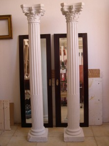 Columnas imitación madera policromada en escayola