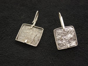 Pendientes de monedas almohades-detalle del reverso copia