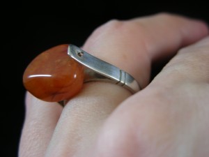 anillo de plata con ágata cornalina-lateral