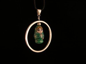 colgante aro en plata con matrioska de cerámica-frontal