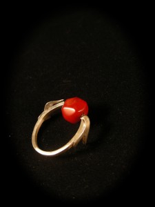 sortija en plata con coral